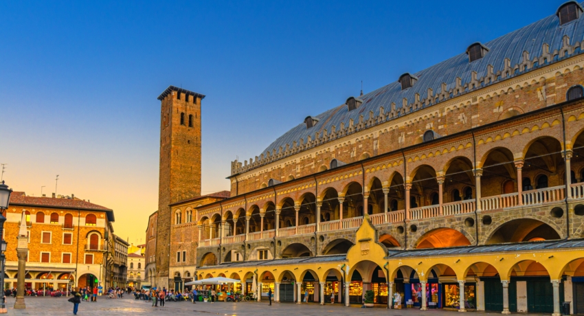 Padua Palazzo della Ragione shutterstock_1798648396 - Kultur und Therme in Abano